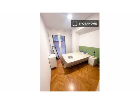 Se alquila habitación en piso de 6 habitaciones en Barcelona - Te Huur
