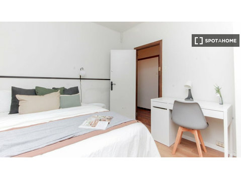 Se alquila habitación en piso de 6 habitaciones en Barcelona - השכרה