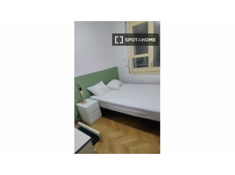 Pokój do wynajęcia w mieszkaniu z 6 sypialniami w Barcelonie - Do wynajęcia