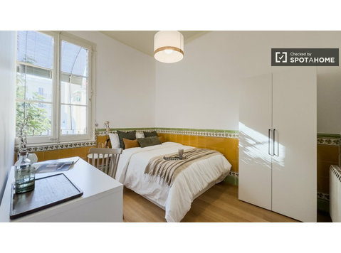 Se alquila habitación en piso de 7 habitaciones en Barcelona - Disewakan