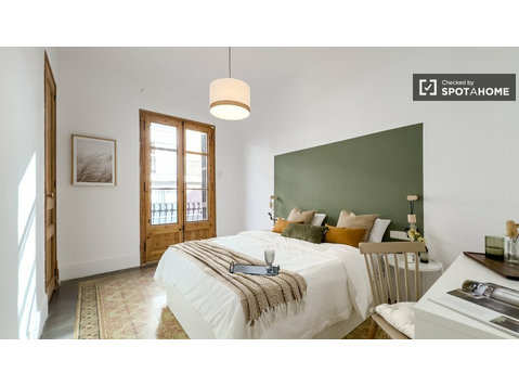 Se alquila habitación en piso de 7 habitaciones en Barcelona - Аренда