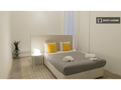 Pokój do wynajęcia w mieszkaniu z 8 sypialniami w Eixample… - Do wynajęcia