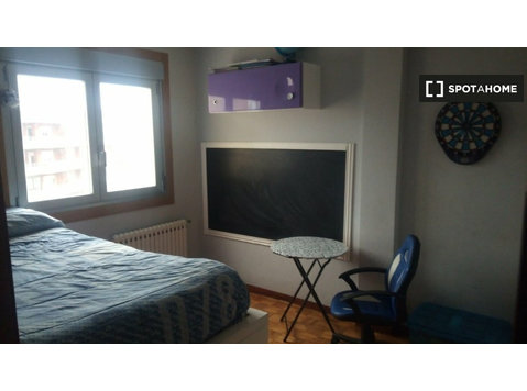 Se alquila habitación en piso de 3 habitaciones en Vigo - Под наем