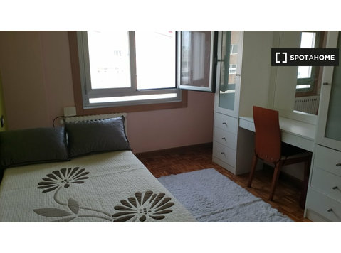 Se alquila habitación en piso de 3 habitaciones en Vigo - Vuokralle