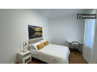 Se alquila habitación en piso de 5 habitaciones en Vigo - For Rent
