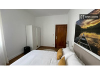 Se alquila habitación en piso de 5 habitaciones en Vigo - Аренда