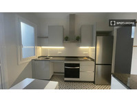 Se alquila habitación en piso de 5 habitaciones en Vigo - For Rent