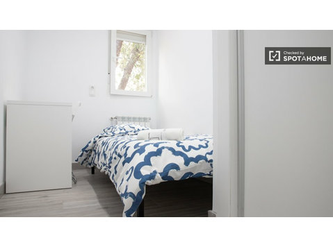 Komfortables, helles Schlafzimmer, perfekt für eine Person - Zu Vermieten