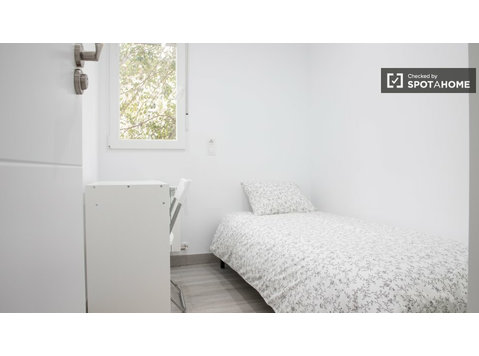 Confortevole camera da letto luminosa, perfetta per una… - In Affitto