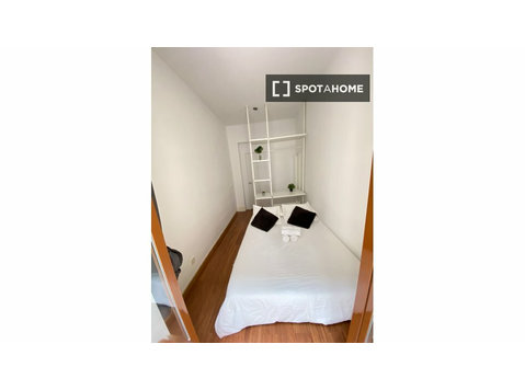 Pokój do wynajęcia w 3-pokojowym mieszkaniu w Centro, Madryt - Do wynajęcia