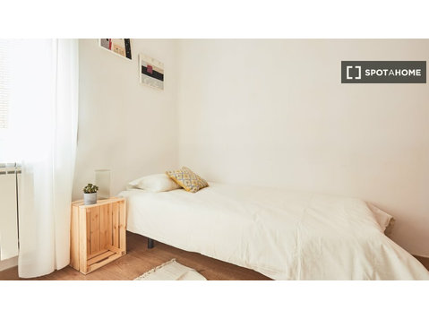 Stanza in affitto in appartamento con 6 camere da letto ad… - In Affitto
