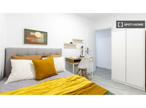Se alquila habitación en piso de 8 habitaciones en Madrid - เพื่อให้เช่า
