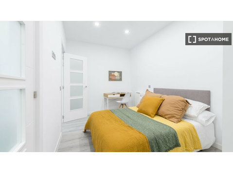 Aluga-se quarto em apartamento de 8 quartos em Madrid - Aluguel