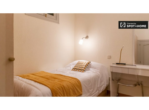 Se alquila habitación en residencia en Justicia, Madrid - Alquiler
