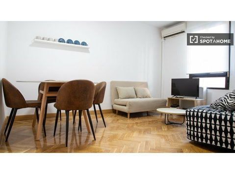 Apartamento de 2 dormitorios en alquiler en Tetuan, Madrid. - Lakások