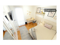 Se alquila habitación en piso de 4 habitaciones en Bilbao,… - Til leje
