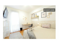 Se alquila habitación en piso de 4 habitaciones en Bilbao,… - Izīrē