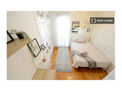 Se alquila habitación en piso de 4 habitaciones en Bilbao,… - Te Huur
