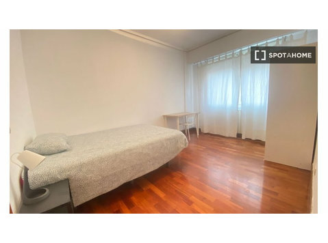 Se alquila habitación en piso de 5 habitaciones en Bilbao - Cho thuê