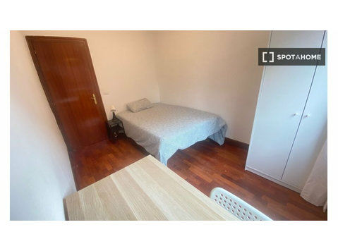 Se alquila habitación en piso de 5 habitaciones en Bilbao - השכרה