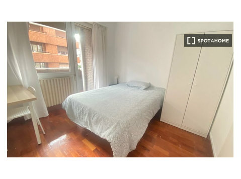 Se alquila habitación en piso de 5 habitaciones en Bilbao - За издавање