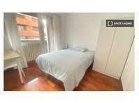 Se alquila habitación en piso de 5 habitaciones en Bilbao - เพื่อให้เช่า