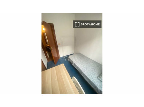 Se alquila habitación en piso de 5 habitaciones en Bilbao - 空室あり