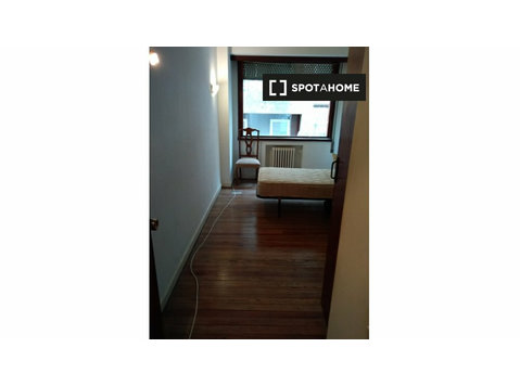 Se alquila habitación en piso de 5 habitaciones en Bilbao - Под Кирија