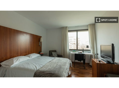 Se alquila habitación en residencia en Pamplona, Pamplona - Til leje