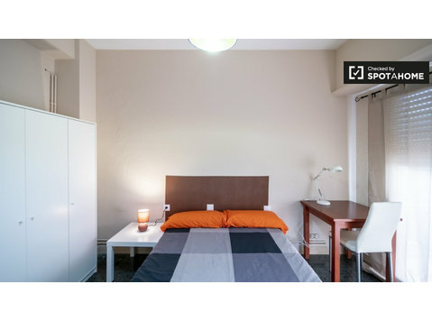 Chambre à louer dans un appartement partagé de 5 chambres à… - À louer