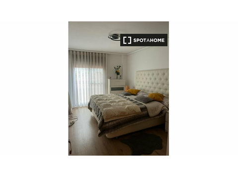 Alugo quarto em apartamento de 2 quartos em Valência,… - Aluguel