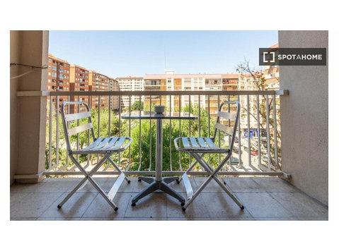 Zimmer zu vermieten in einer 4-Zimmer-Wohnung in Ciutat… - Zu Vermieten