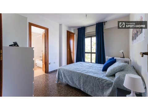 Pokój do wynajęcia w mieszkaniu z 4 sypialniami w Mestalla… - Do wynajęcia