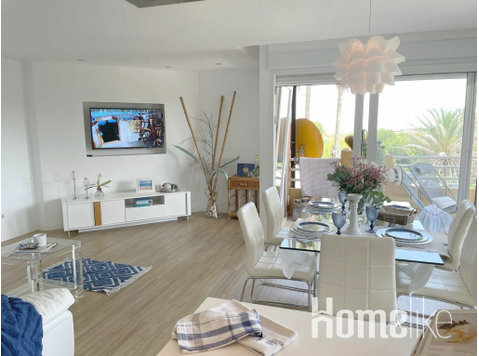 Luxury apartment with sea views - Asunnot