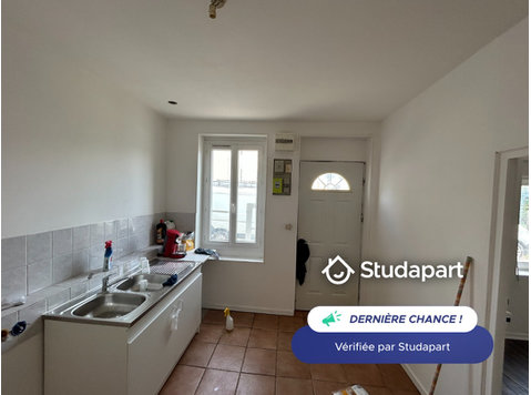 A LOUER - Montluçon : Petite maison de plein pied T2 de… - For Rent