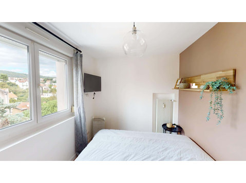 Chambre 1 - BERGOUGNAN N - Apartments