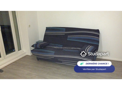 Loue studio meublé de 20m2 récemment rénové. Situé en face… - À louer
