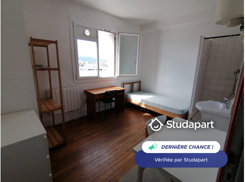 loue à étudiant(e) une chambre indépendante meublée, de 12… - Kiralık