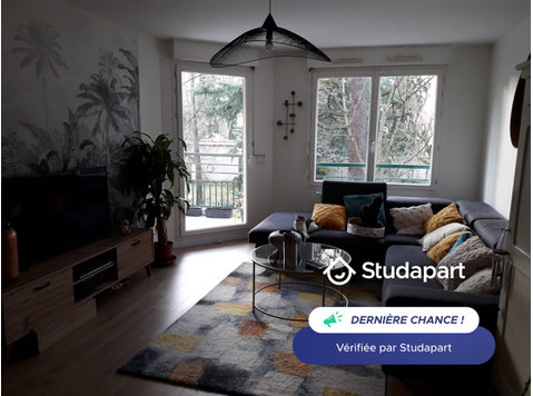 Bonjour

Je loue une belle chambre de 12 M2 totalement… - À louer