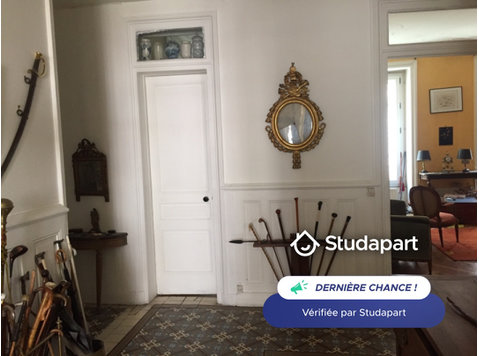 Chambre avec grand placard et espace penderie, wifi, double… - À louer