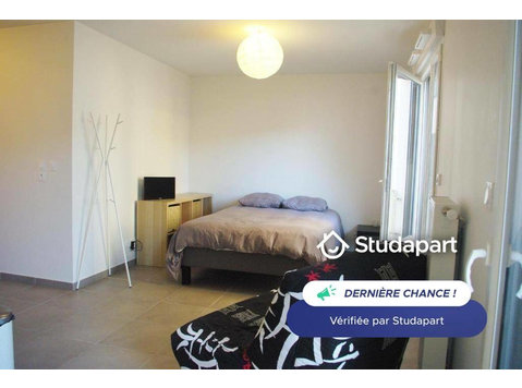 Doté d'une connexion Wi-Fi gratuite, l'Appartement avec… - Аренда