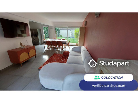 La Coloc’Int est une belle maison de ville de 78m² située… - À louer