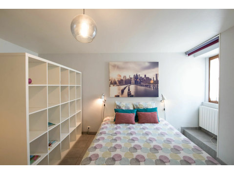 Enjoy this renovated, well-equipped apartment. - השכרה