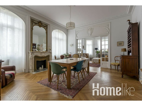 In English: "Sublime apartment in the heart of Croix Rousse" - דירות