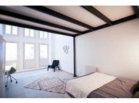Large and bright bedroom  21m² - Appartementen