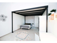 Large and bright bedroom  21m² - Korterid