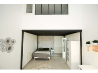 Large and bright bedroom  21m² - Apartments