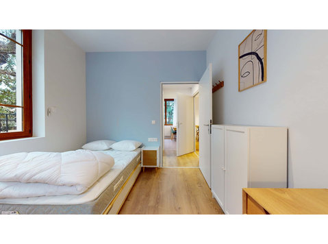 Lyot - Room S (1) - 	
Lägenheter