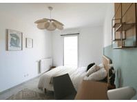 Co-living: large 23 m² bedroom with private bathroom - À louer