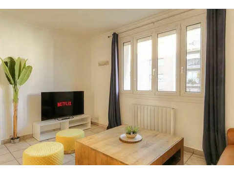 Completely renovated flat on the 3rd floor with lift in a… - Til Leie